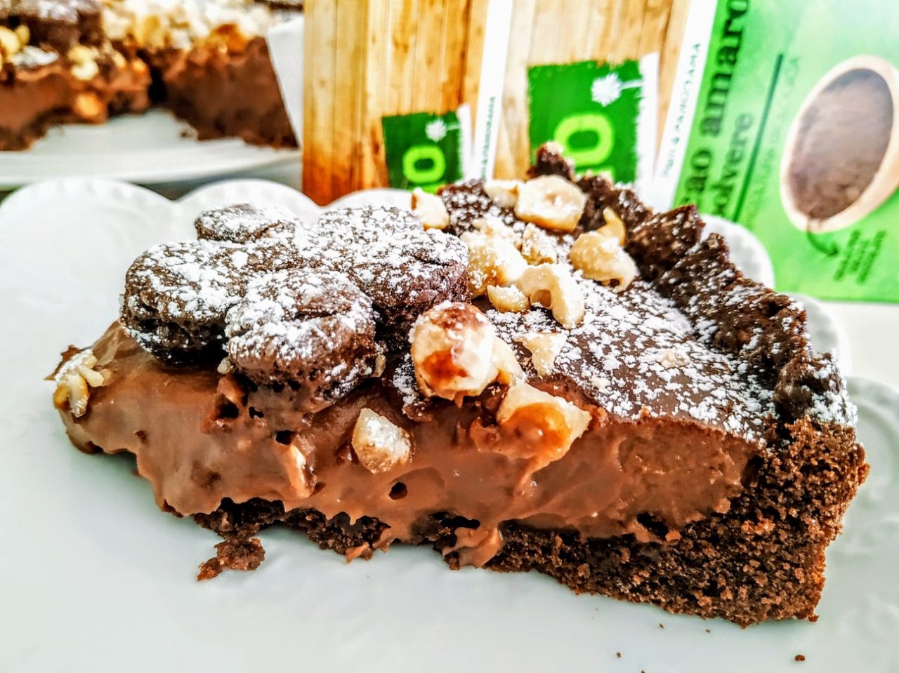 Dolci semplici senza burro: torta di pasta frolla al cacao amaro con crema pasticcera al cioccolato fondente e nocciole!