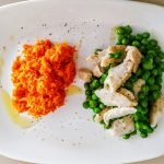 Secondi piatti semplici e leggeri a base di pesce: merluzzo con piselli verdi e insalata di carote con zenzero limone e olio evo