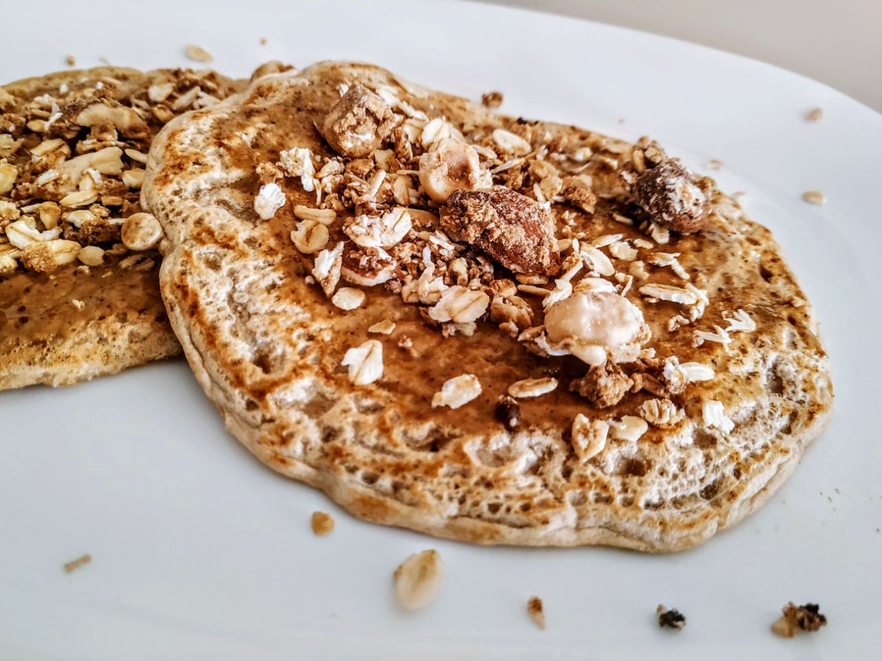 Dolci semplici e leggeri senza latte e senza uova: pancakes proteici con crema al pistacchio e granola con nocciole e mandorle
