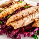 Ricette leggere semplici e veloci senza glutine: insalata di cavolo viola con filetti di sgombro all'olio d'oliva!