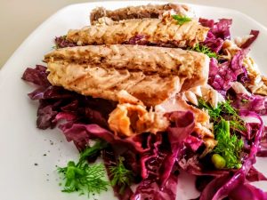 Ricette leggere semplici e veloci senza glutine: insalata di cavolo viola con filetti di sgombro all'olio d'oliva!