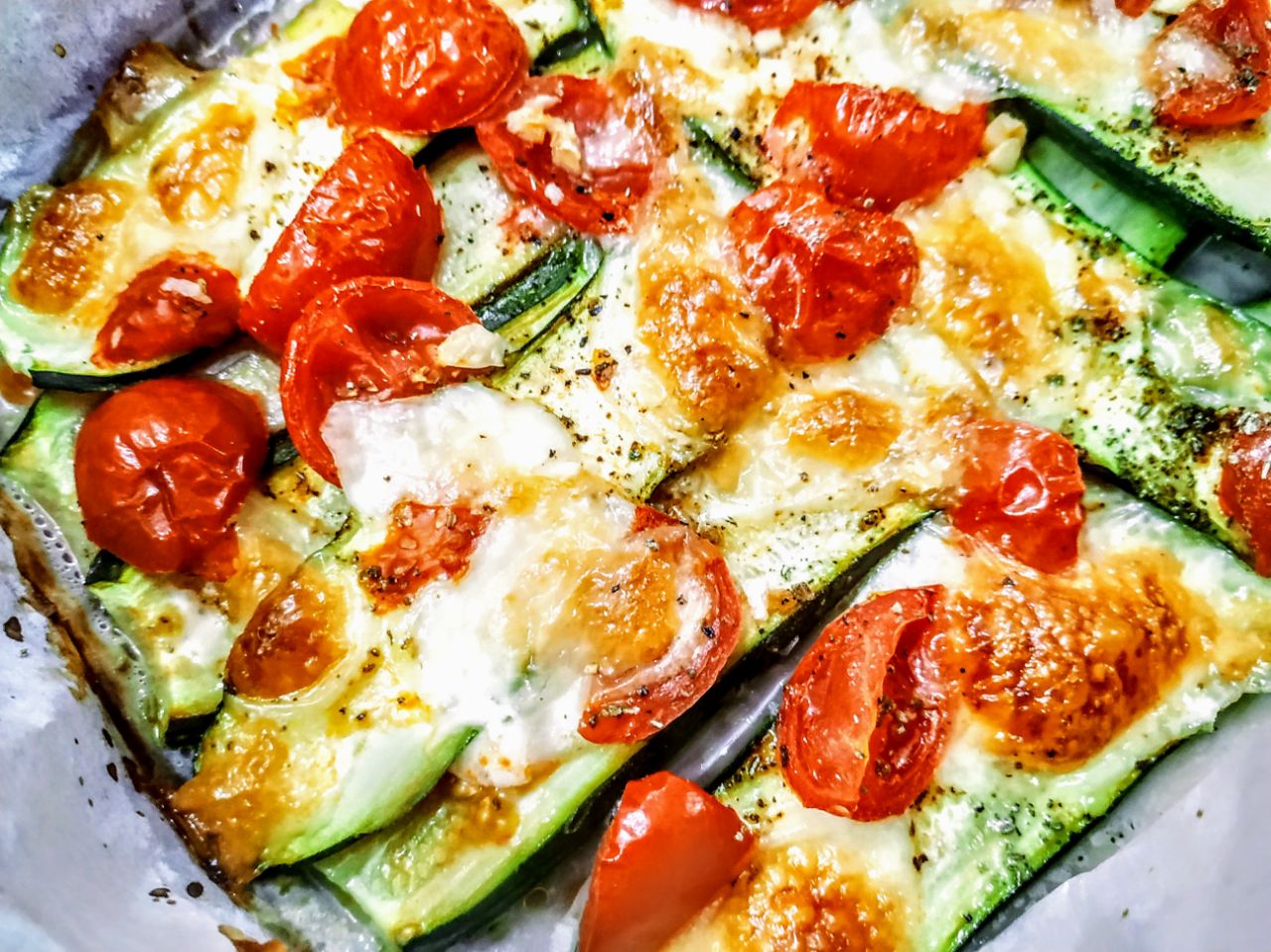 Secondi piatti leggeri senza uova e senza burro: zucchine al forno con pomodori olio evo e mozzarella light!