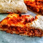 Antipasti senza burro e senza formaggio: rotolo di pizza con farina integrale passata di pomodoro e filetti di tonno!