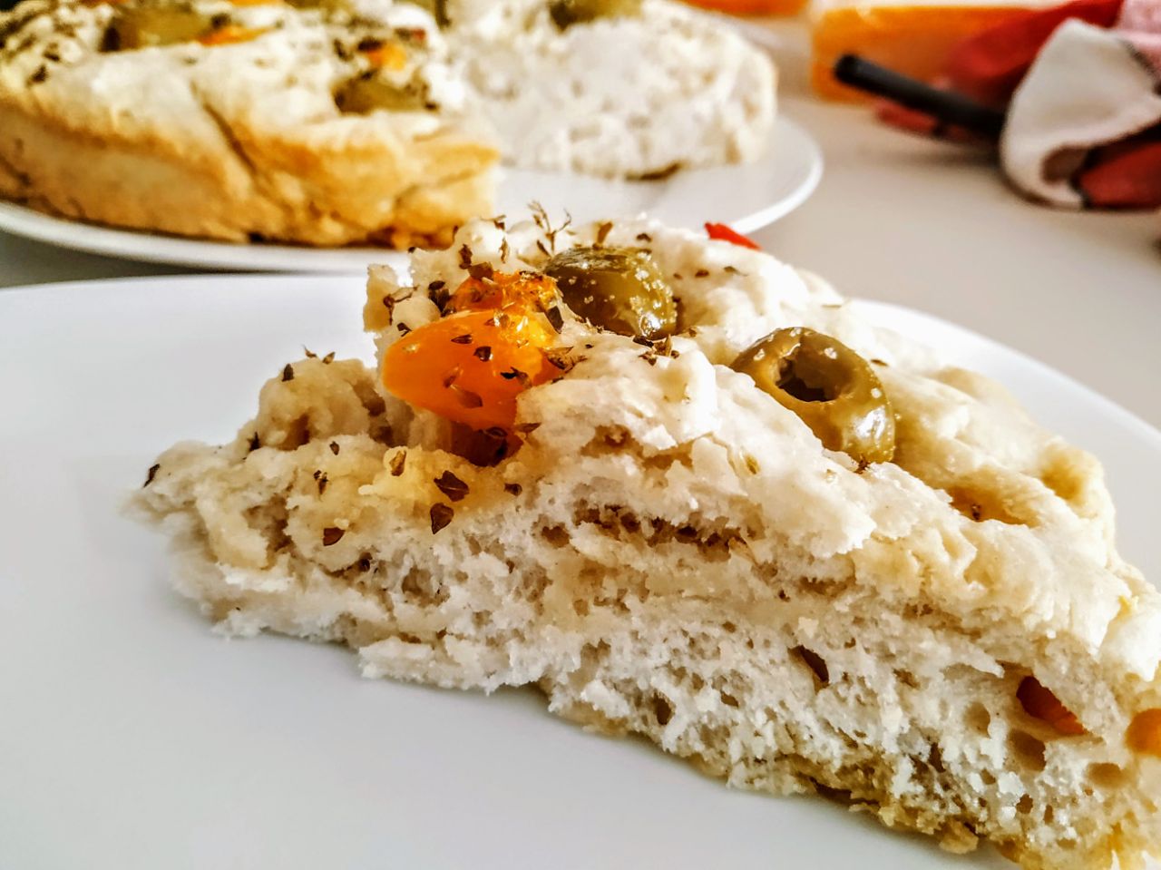 Antipasti economici senza burro e senza formaggio: focaccia alta con farina manitoba olio evo e olive verdi ai peperoni!