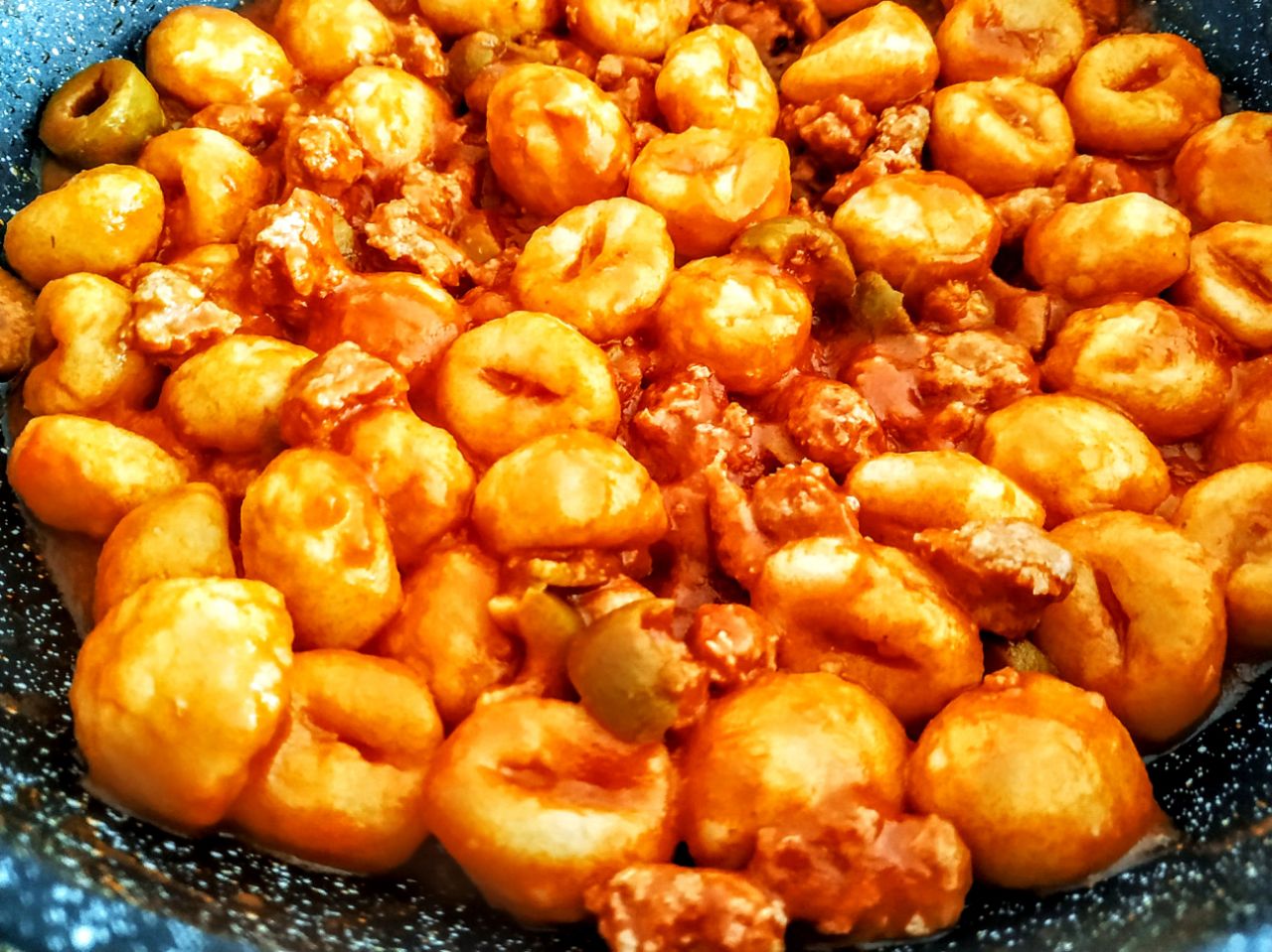 Primi piatti senza burro e senza formaggio: gnocchi di patate con passata di pomodoro salsiccia di pollo e olive verdi al peperone!