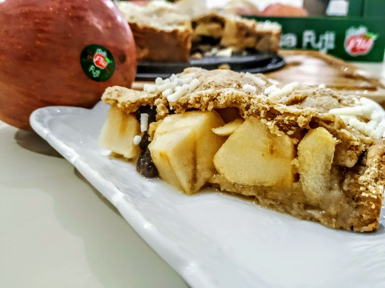 Torta di mele senza burro e senza lattosio: apple pie con farina integrale e zucchero di canna ripiena di mele fuji e uvetta!