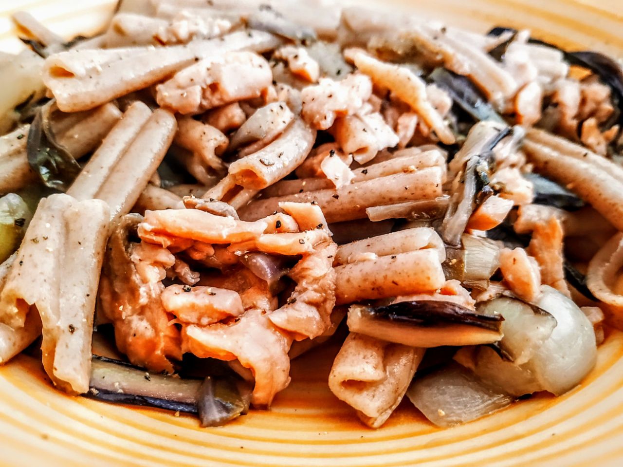 Primi piatti a base di pesce: pasta di farro dicocco integrale con salmone affumicato e radicchi rosso