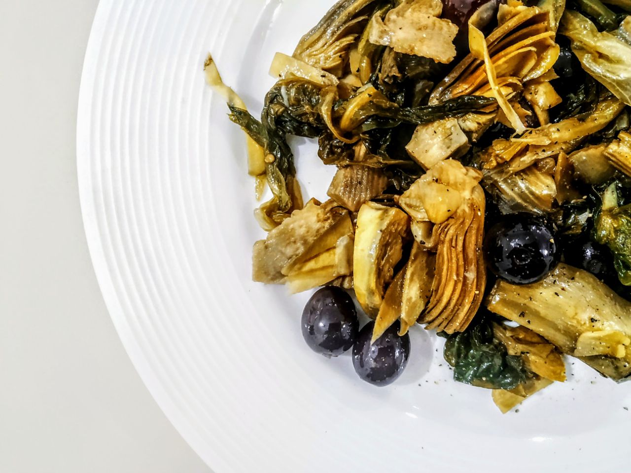 Contorni senza burro e senza lattosio: carciofi e scarola trifolati in padella con olio evo e olive itrana