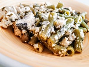 Primi piatti a base di pesce: pasta di piselli verdi con pesce spada basilico prezzemolo e olio evo!