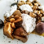 Ricette semplici e veloci senza burro e senza uova: funghi misti trifolati con olive nere e fiocchi di ricotta!