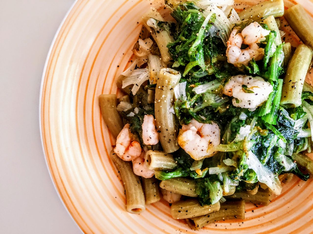 Primi piatti a base di pesce senza glutine: pasta di piselli verdi con gamberetti indivia riccia e olio evo!