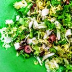 Ricette a base di verdure semplici ed economiche: insalata di indivia riccia fave fresche e olive schiacciate all'abbruzzese