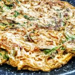 Secondi piatti vegetariani senza burro e senza formaggio: frittata veloce in padella con indivia riccia