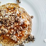 Dolci semplici e leggeri senza zucchero: pancake proteico con burro d'arachidi e granola alle fave di cacao amaro e cocco