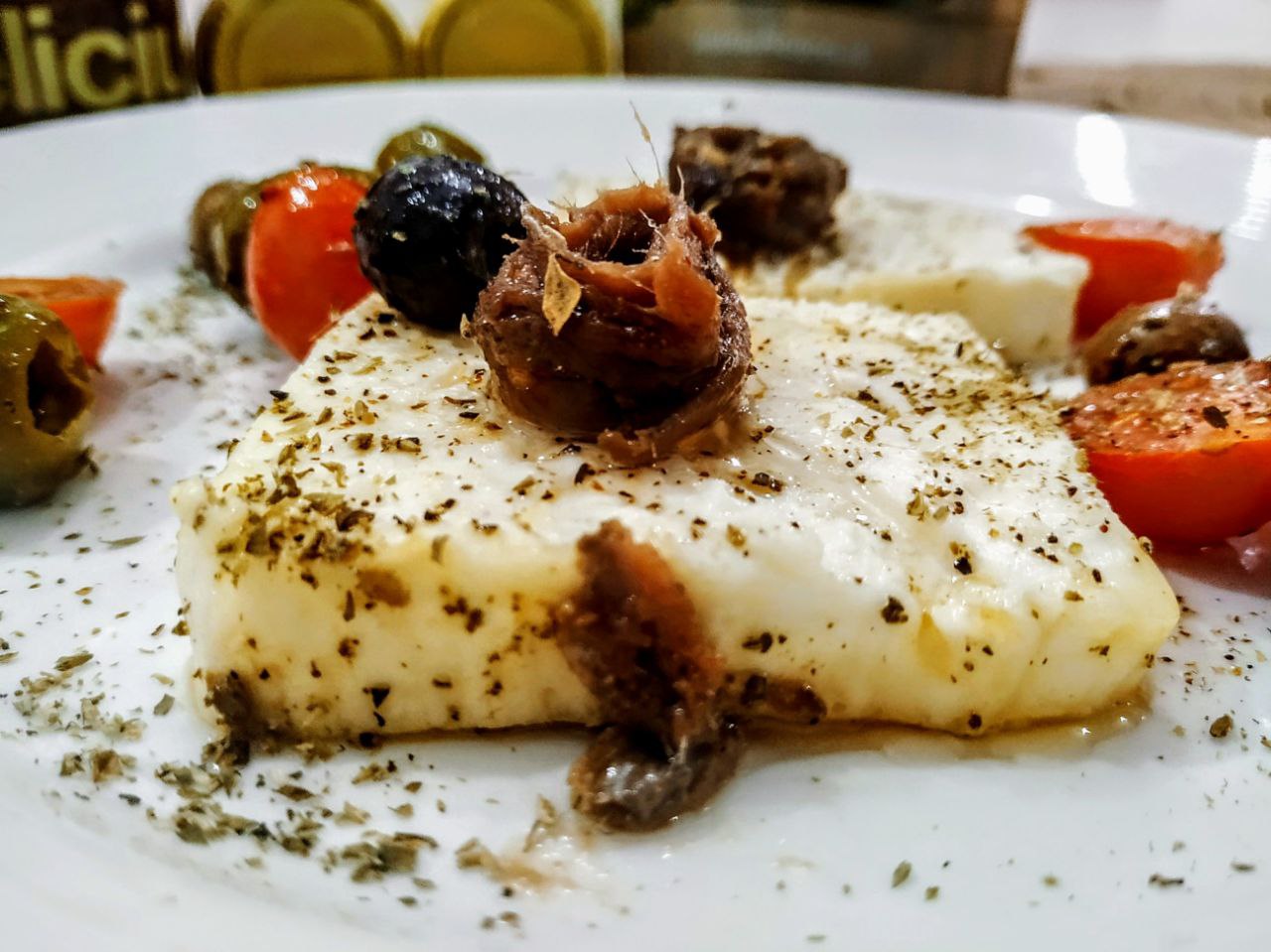 Ricette semplici e veloci senza burro e senza uova: feta greca in padella con pomodorini olive acciughe e origano!