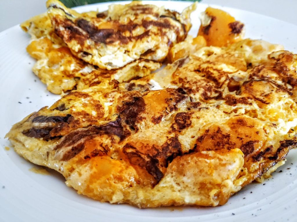 Secondi piatti vegetariani senza burro e senza formaggio: omelette di zucca e radicchio rosso con olio evo
