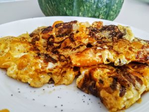 Secondi piatti vegetariani senza burro e senza formaggio: omelette di zucca e radicchio rosso con olio evo