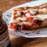 Ricette economiche semplici e veloci: pizza con impasto a lunga lievitazione con pomodoro mozzarella e acciughe