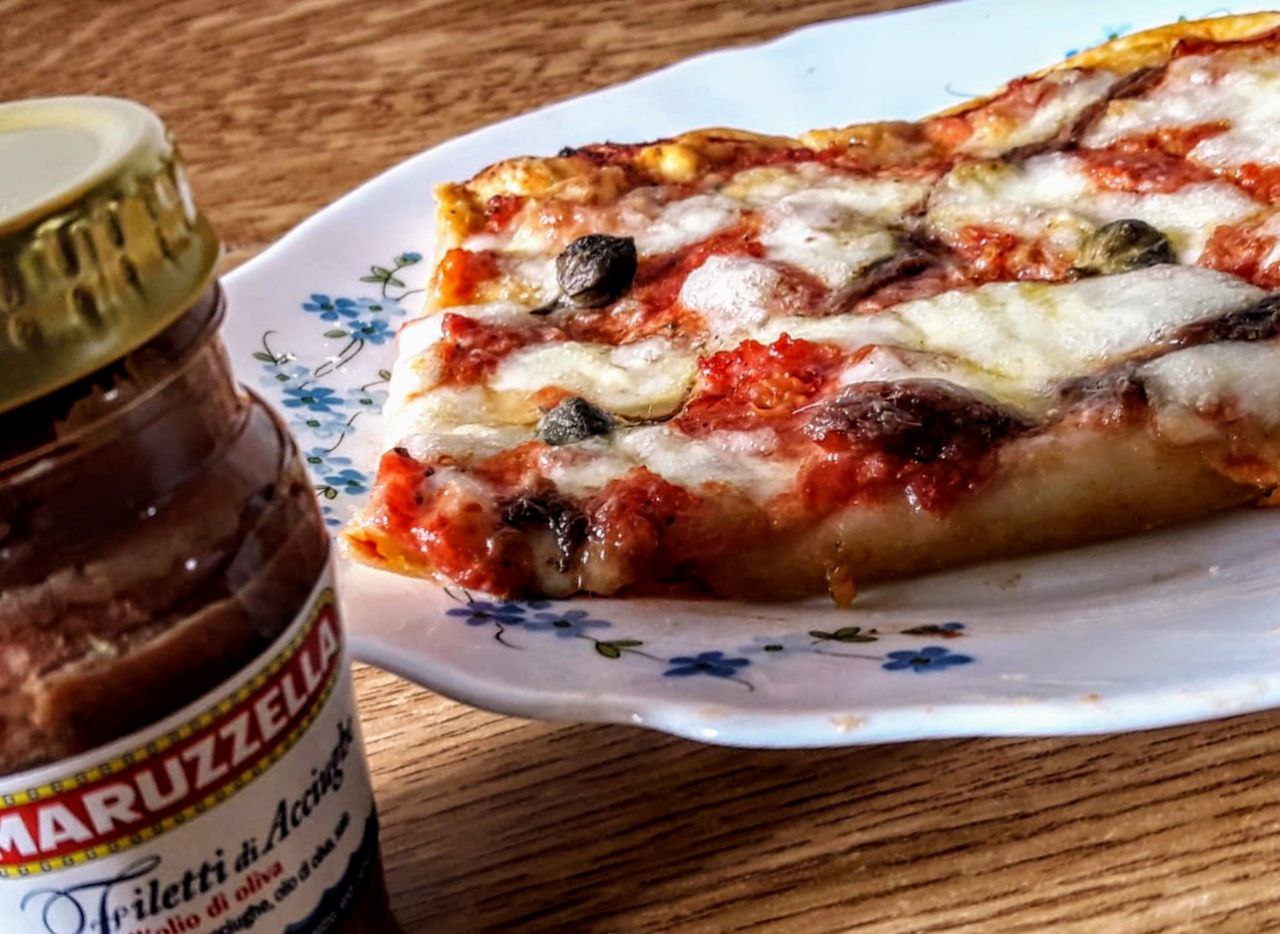 Ricette economiche semplici e veloci: pizza con impasto a lunga lievitazione con pomodoro mozzarella e acciughe