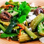 Secondi piatti vegetariani semplici e veloci: padellata di zucchine e fiori con feta greca e acciughe alle erbe aromatiche!
