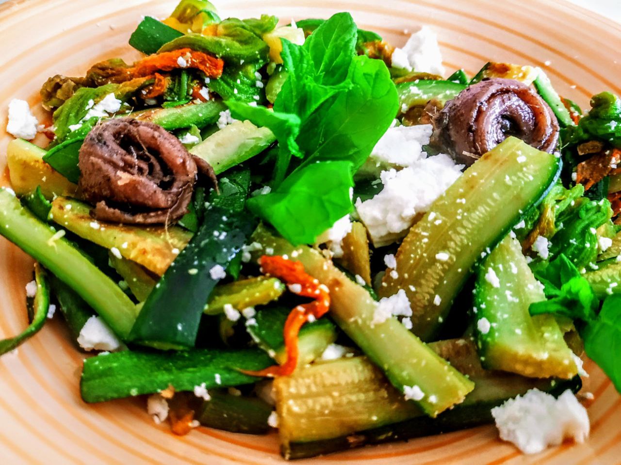 Secondi piatti vegetariani semplici e veloci: padellata di zucchine e fiori con feta greca e acciughe alle erbe aromatiche!