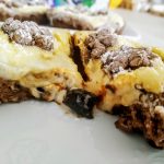 Dolci senza burro: mini crostate al cacao amaro con crema di formaggio spalmabile zucchero di canna e marmellata di prugne