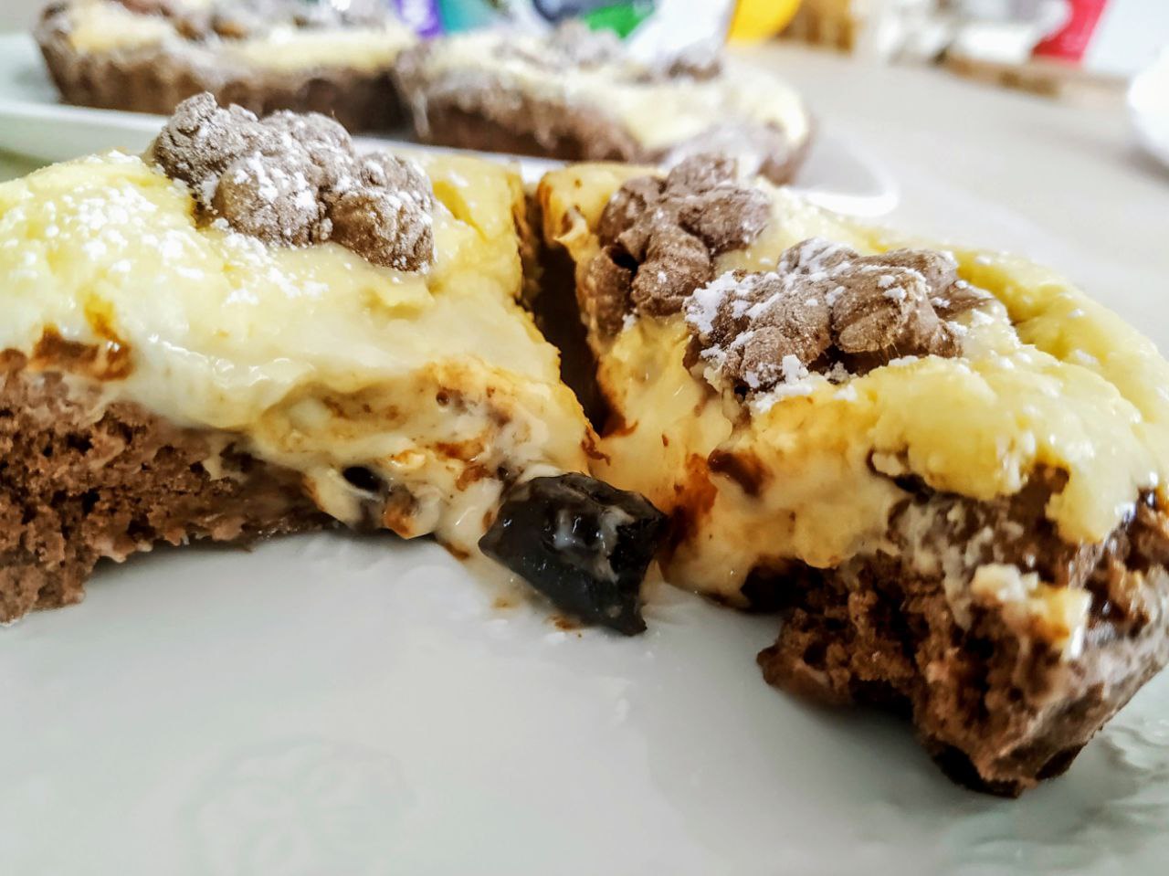 Dolci senza burro: mini crostate al cacao amaro con crema di formaggio spalmabile zucchero di canna e marmellata di prugne