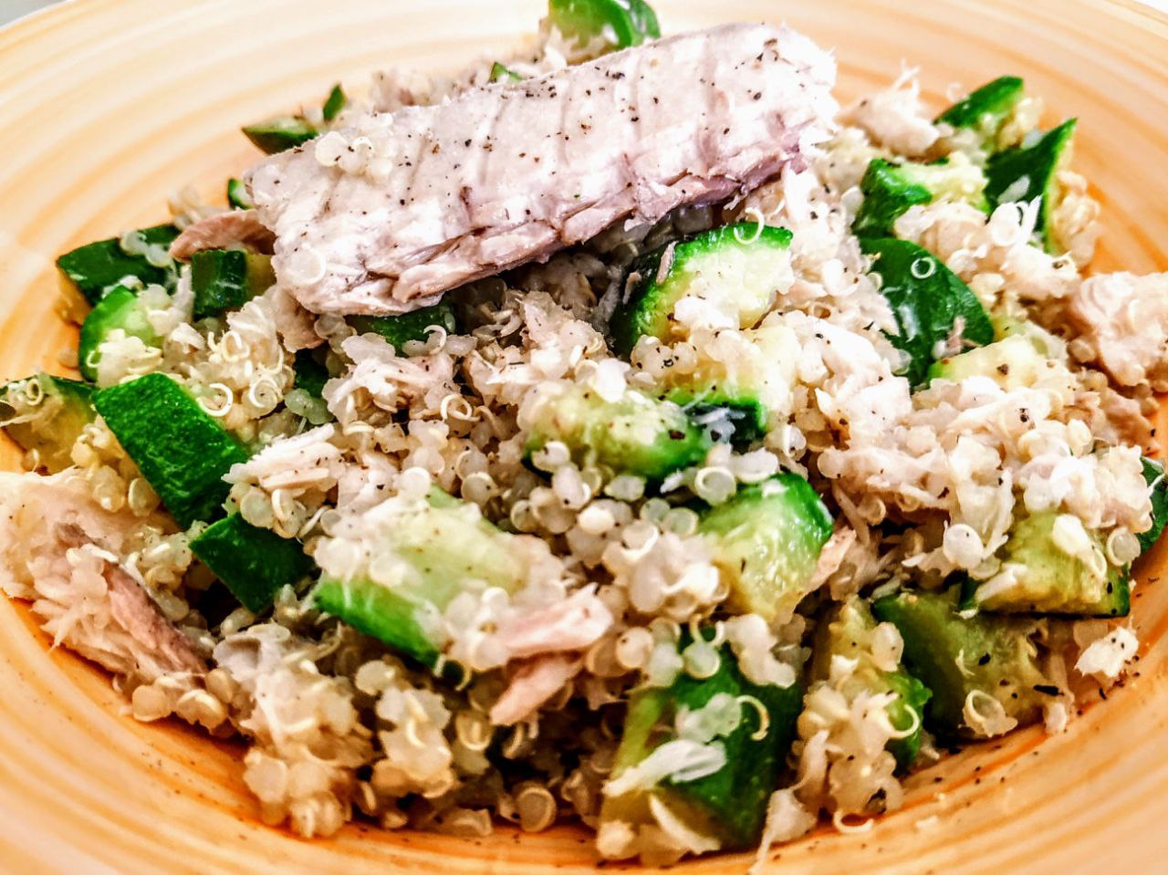 Primi piatti a base di pesce leggeri e senza glutine: quinoa integrale con zucchine e filetti di sgombro all'olio d'oliva