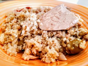 Primi piatti leggeri e veloci senza glutine e senza lattosio: quinoa integrale con filetti di tonno all'olio d'oliva e olive schiacciate
