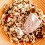 Primi piatti leggeri e veloci senza glutine e senza lattosio: quinoa integrale con filetti di tonno all'olio d'oliva e olive schiacciate