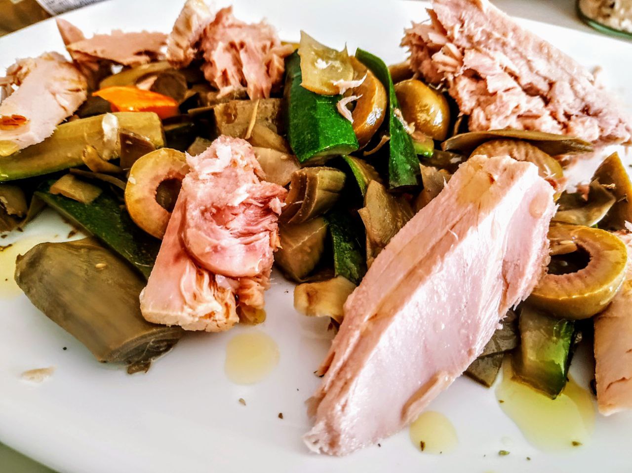 Ricette economiche leggere e semplici: padellata di zucchine e carciofi con acciughe olive e filetti di tonno al naturale
