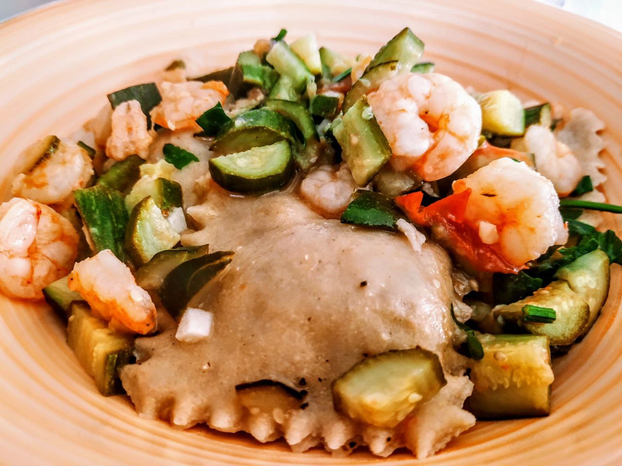 Primi piatti a base di pesce senza burro: ravioli di branzino con zucchine gamberetti e olio evo!