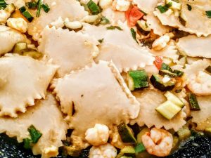 Primi piatti a base di pesce senza burro: ravioli di branzino con zucchine gamberetti e olio evo!