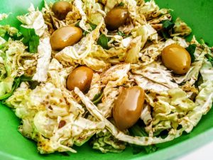 Ricette economiche facili e veloci a base di verdure: insalata di verza con olio evo olive aceto di mele e rucola