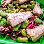 Ricette economiche senza glutine e senza lattosio: insalata di rucola radicchio e fave fresche trifolate con filetti di tonno all'olio d'oliva!