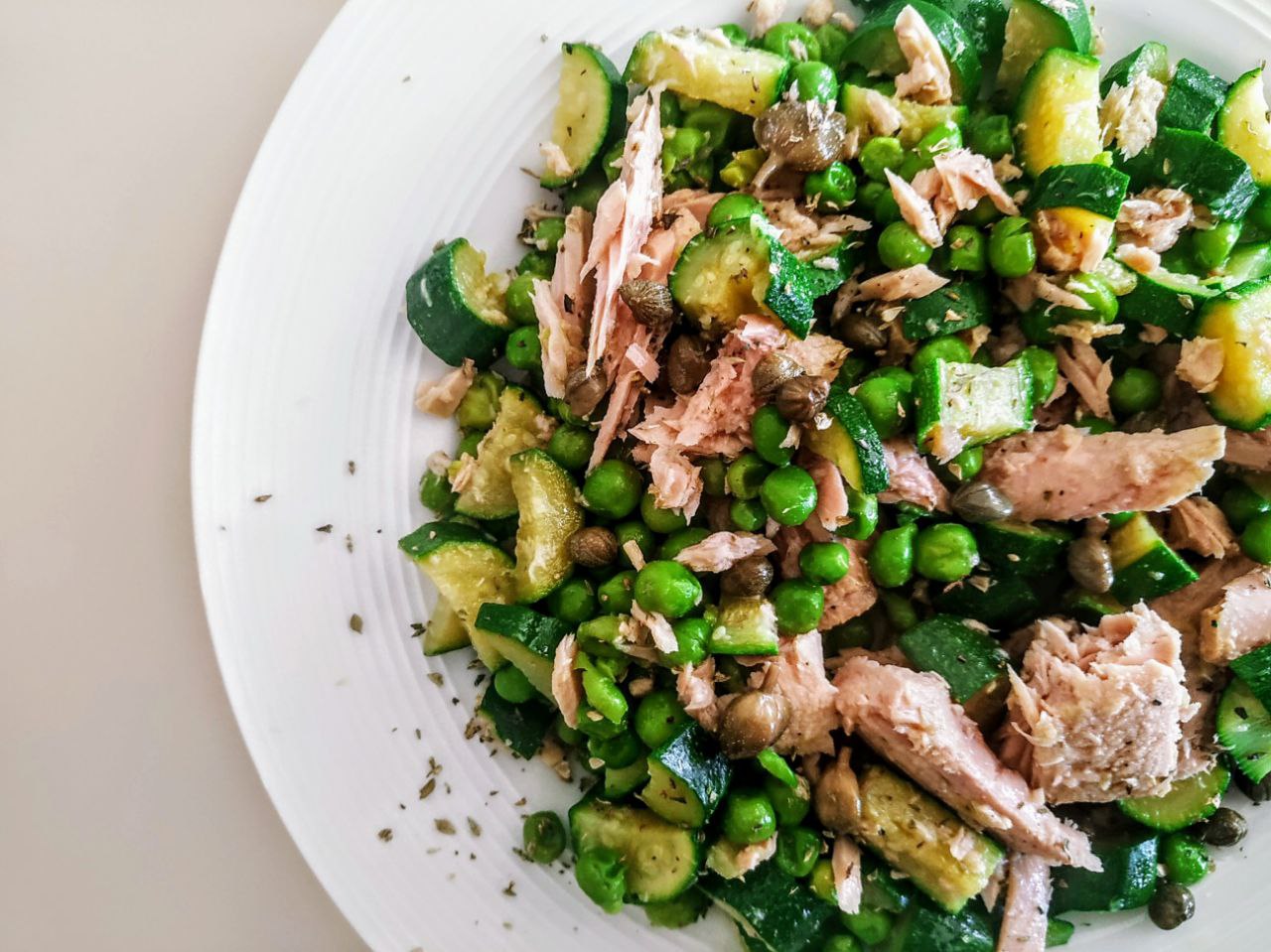 Ricette semplici e leggere senza formaggio e senza uova: insalata di piselli verdi zucchine capperi con filetti di tonno all'olio d'oliva!