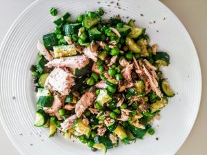 Ricette semplici e leggere senza formaggio e senza uova: insalata di piselli verdi zucchine capperi con filetti di tonno all'olio d'oliva!