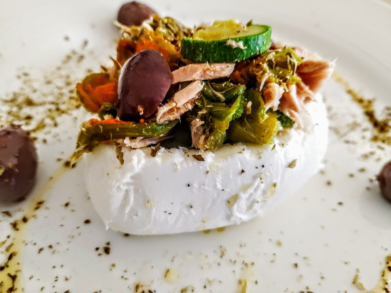 Antipasti freddi economici semplici e veloci: mozzarella ripiena con filetti di tonno al naturale capperi olive e fiori di zucchine!