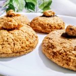 Dolci semplici e veloci senza burro e senza lattosio: biscotti ripieni di marmellata di fichi con zucchero di canna e olio evo