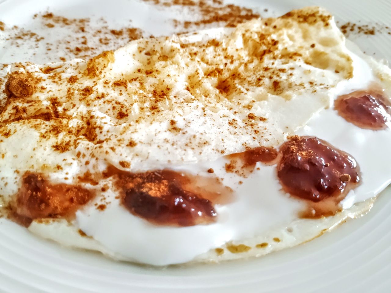 Ricette light per una colazione sana leggera e nutriente: omelette di albumi con yogurt skyr marmellata biologica di ciliegie e cannella!