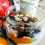 Ricette facili economiche semplici e veloci: yogurt in barattolo con muesli cioccolato fondente mandorle e marmellate!