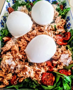 Ricette leggere semplici e veloci senza uova e senza glutine: insalata di rucola pomodori secchi tonno e mozzarella di bufala!