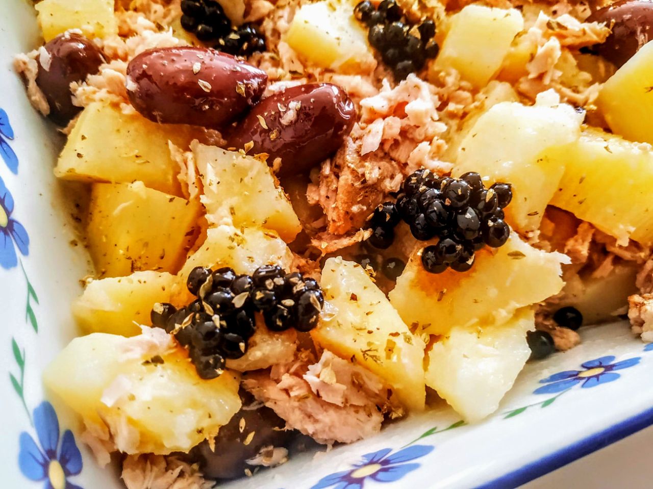 Ricette economiche facili e veloci senza glutine e senza lattosio: insalata di patate con tonno all'olio d'oliva olive kalamon e perle di aceto balsamico