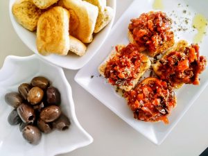 Stuzzichini sfiziosi veloci ed economici: friselline all'olio d'oliva con patè di pomodori secchi e olive nere!