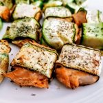 Secondi piatti a base di pesce semplici e leggeri pronti in pochi minuti: bauletti di zucchine e bocconcini di salmone