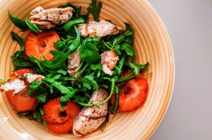Ricette light semplici e leggere: insalata di rucola fragole e filetti di salmone al naturale!