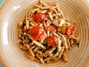 Primi piatti a base di pesce: pasta fresca di semola di grano duro bio con salmone affumicato pomodorini e olio evo!
