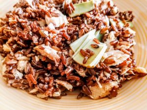 Primi piatti senza glutine senza burro e senza formaggio: insalata di riso rosso con salmone affumicato e carciofi sott'olio!