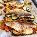 Secondi piatti a base di pesce light semplici e veloci: branzino al forno con fiori di zucchina e zucchine!