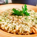 Primi piatti senza glutine senza burro e senza lattosio a base di pesce: risotto Carnaroli con salmone e zucchine